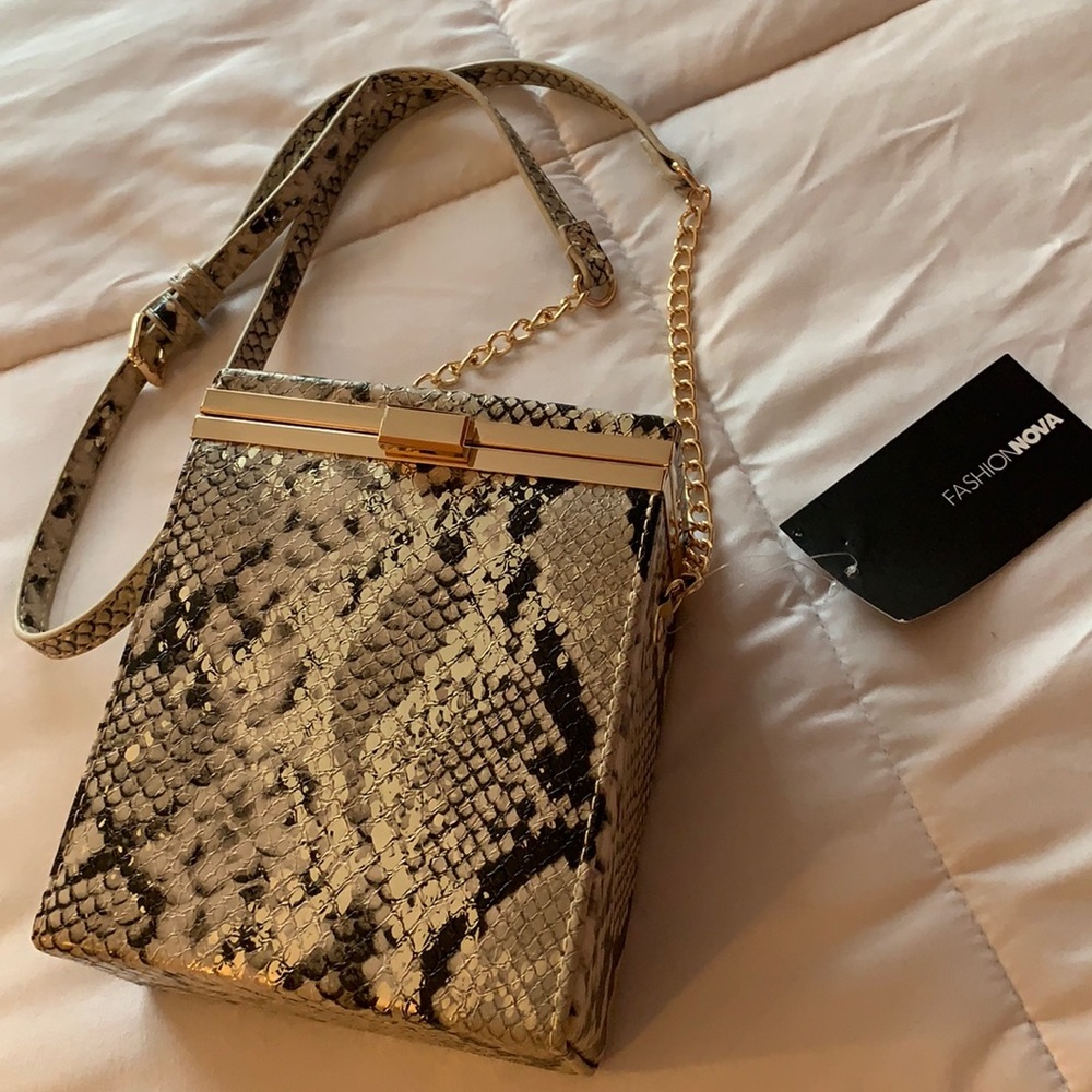 Snake print boxed crossbody bag!